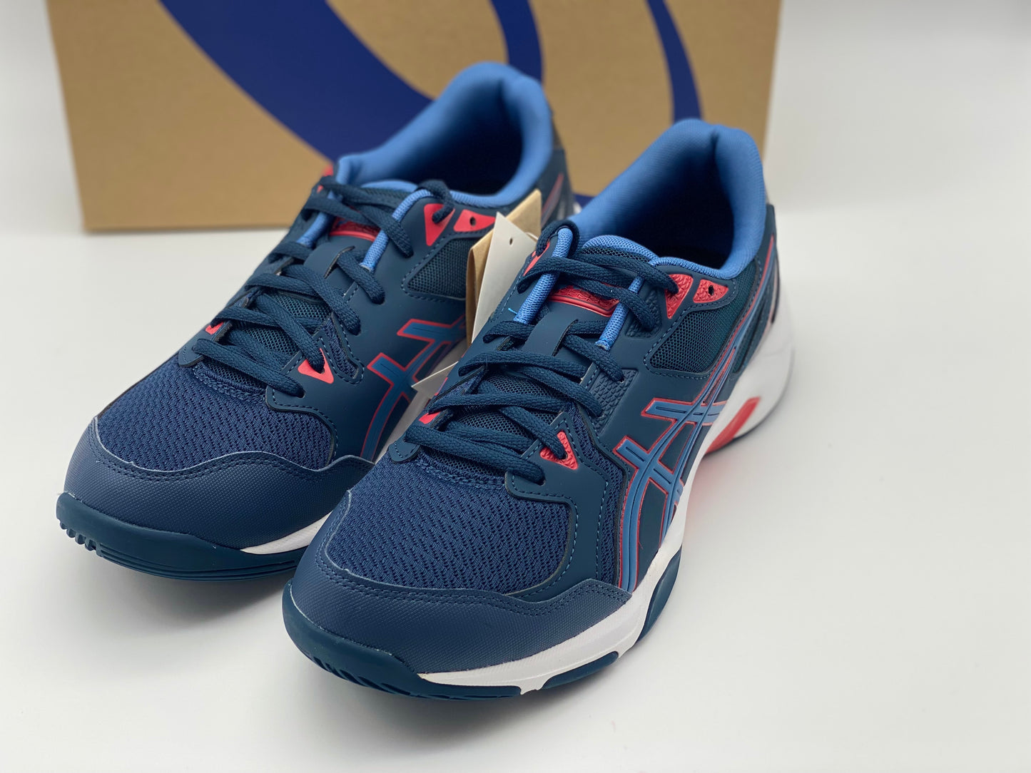 Chaussures indoor Asics Gel neuves et authentique taille 43,5