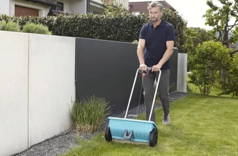 GARDENA Epandeur à engrais L sur roues – Capacité 12,5 L – Surface 400m² max – Largeur d’épandage