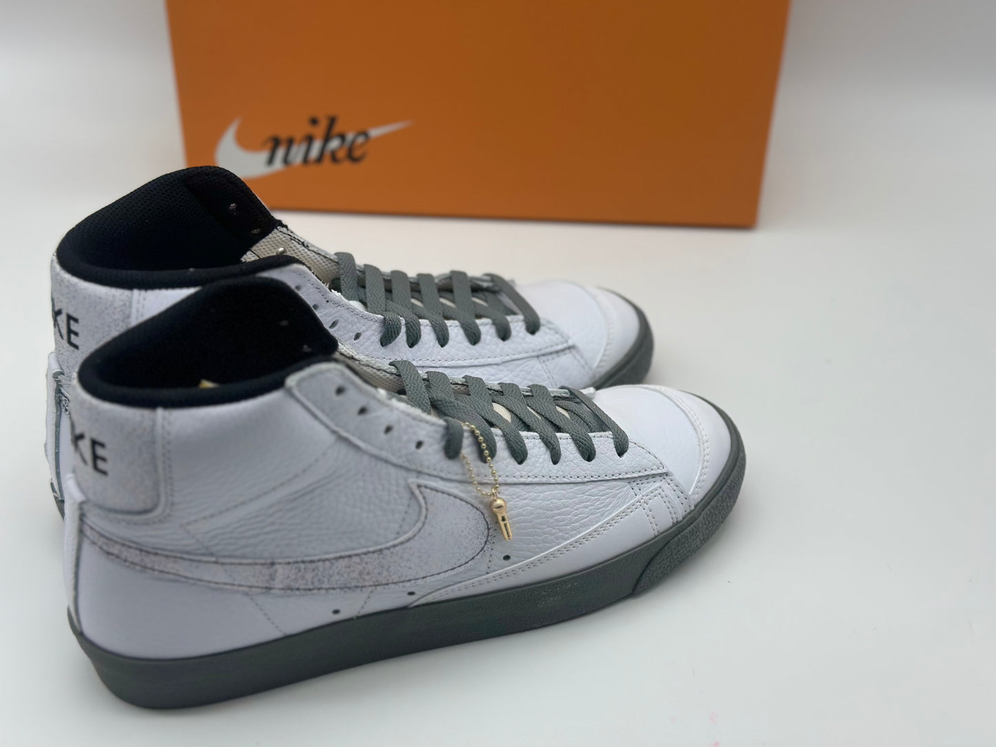 Nike Blazer Mid 77 EMB Hommes Trainers Dv7194 Sneakers Chaussures
taille 43 - 44