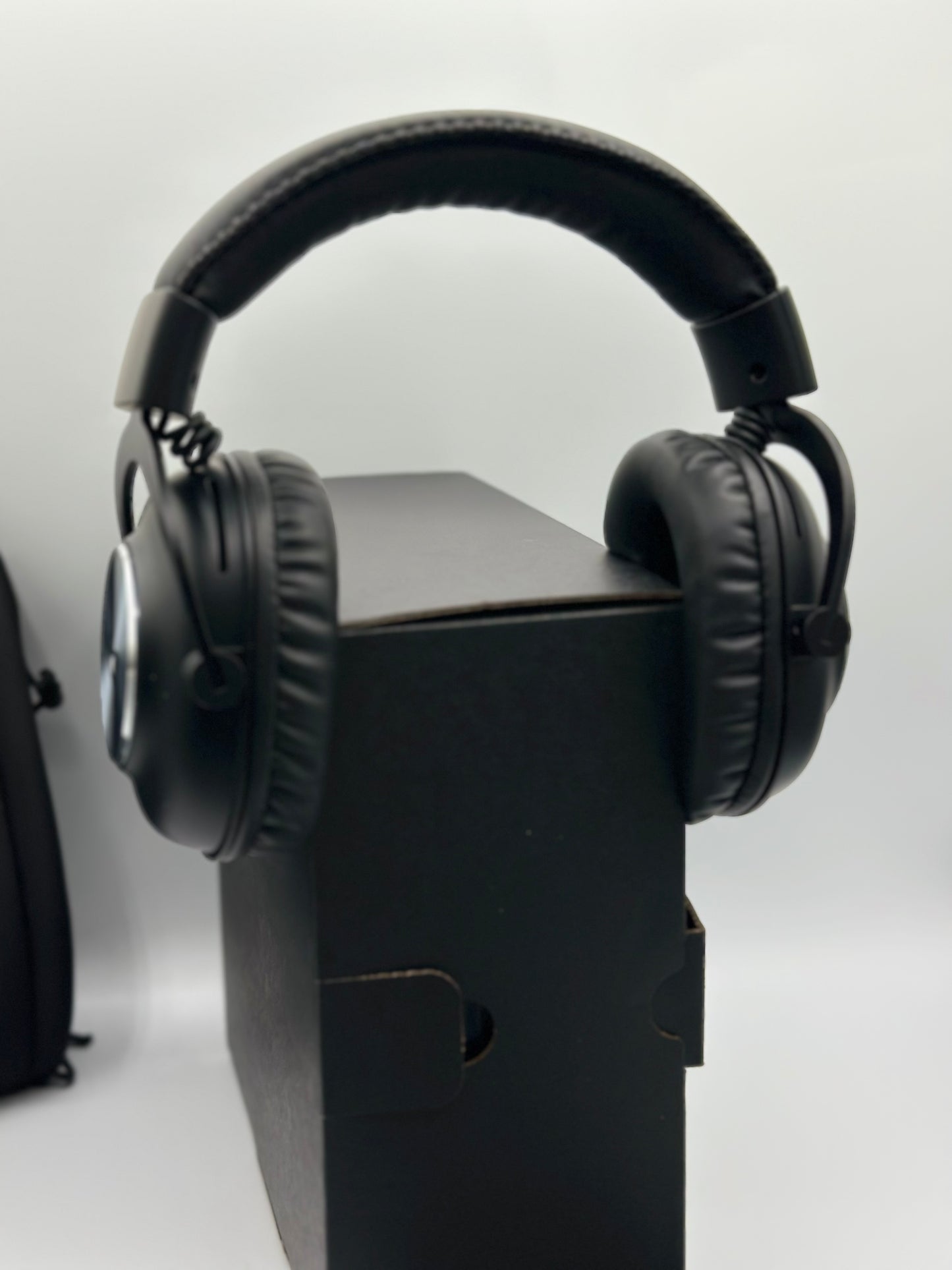 Logitech G PRO Casque Gamer Over-Ear, Transducteurs PRO-G 50mm, Aluminium, Acier et mousse à mémoire de fome, Confortable et Durable, pour les jeux Esports, PC / PS / Xbox / Nintendo Switch - Noir
