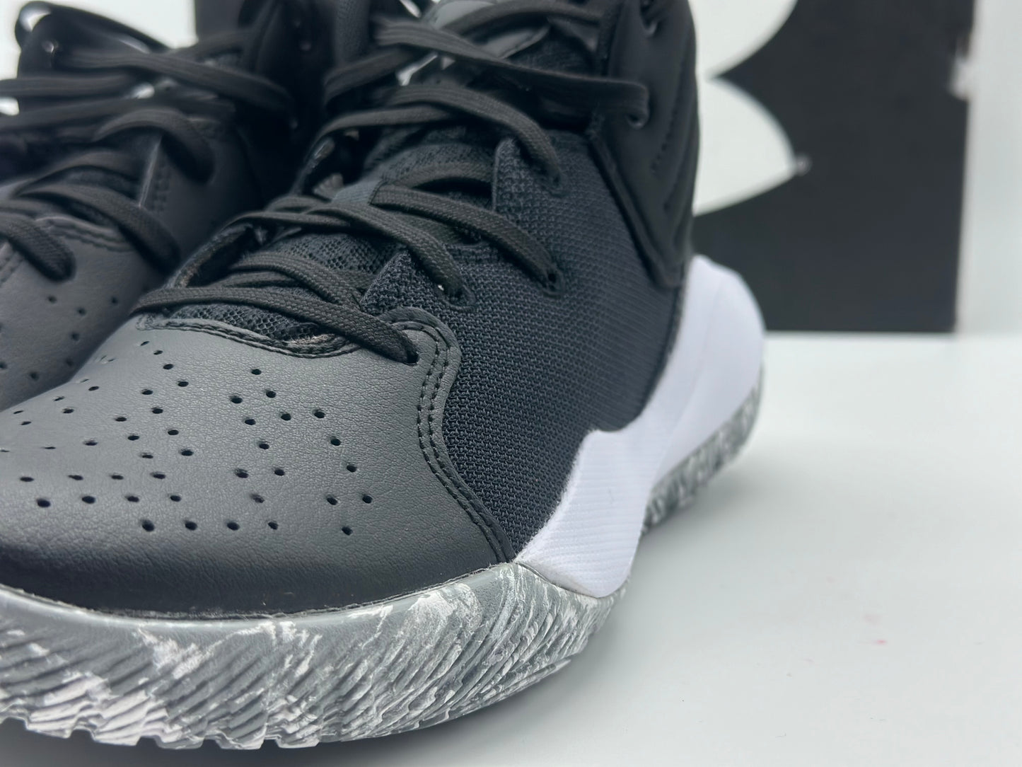 Under Armour Mixte Chaussures de Basketball Unisexe UA Jet '21 Court Performance, Noir