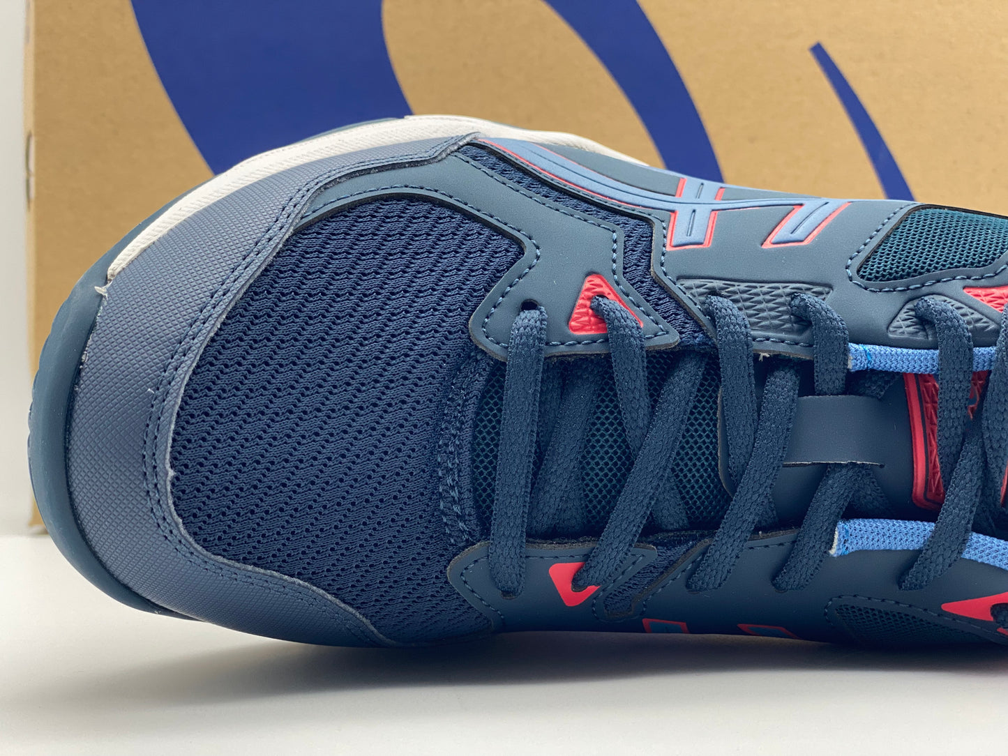 Chaussures indoor Asics Gel neuves et authentique taille 43,5