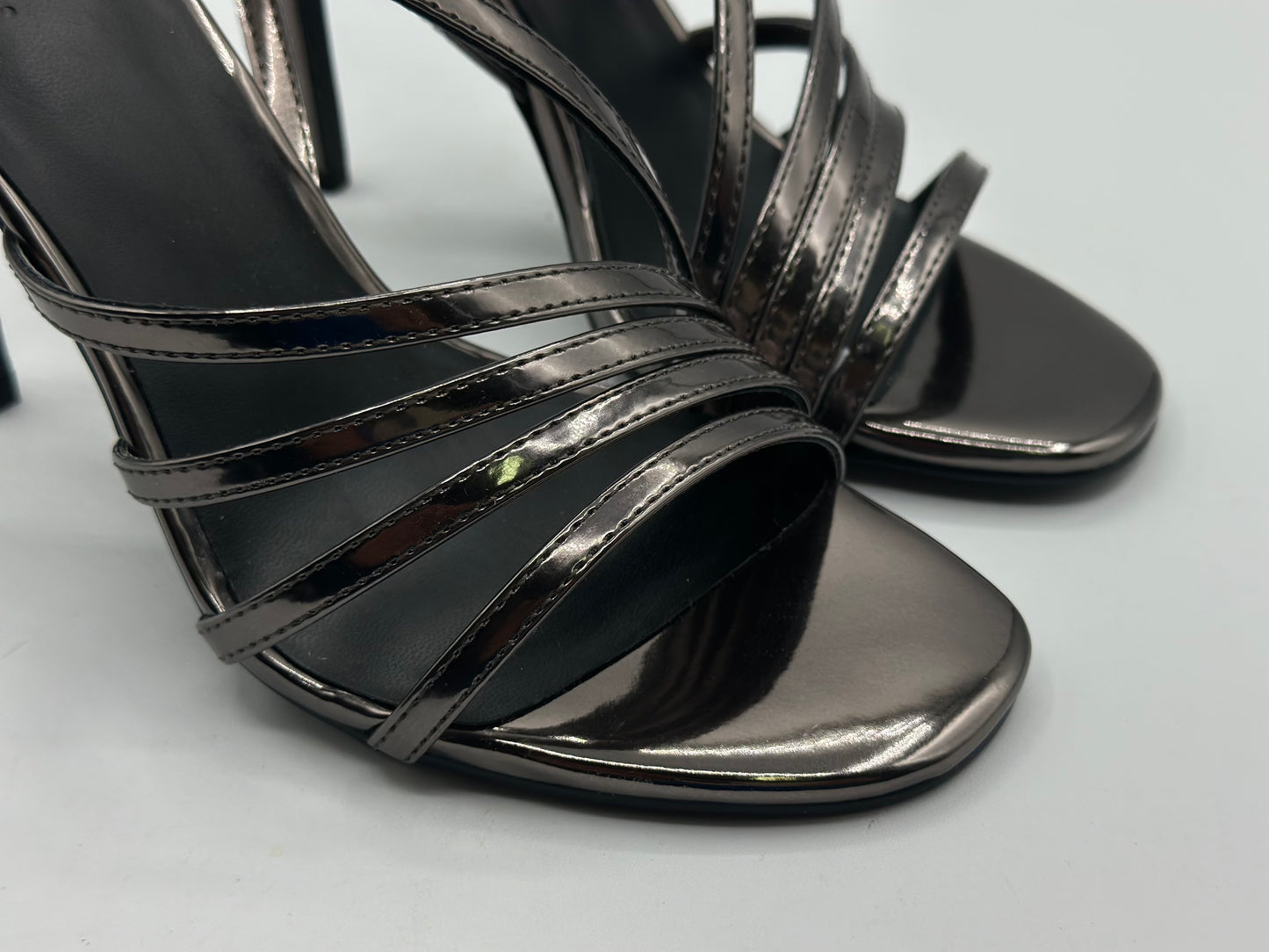 sandales noire ouverte - talons de 7 cm.
CHAUSSURES FEMME
Chaussure femme cuir/synthétique avec talons.