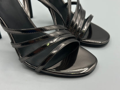 sandales noire ouverte - talons de 7 cm.
CHAUSSURES FEMME
Chaussure femme cuir/synthétique avec talons.