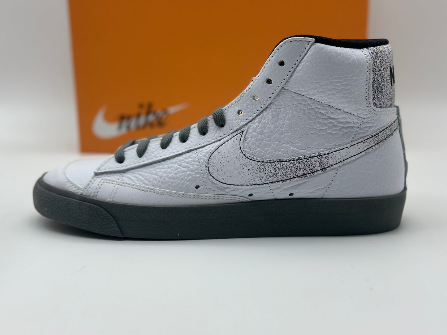 Nike Blazer Mid 77 EMB Hommes Trainers Dv7194 Sneakers Chaussures
 taille 43 - 44
