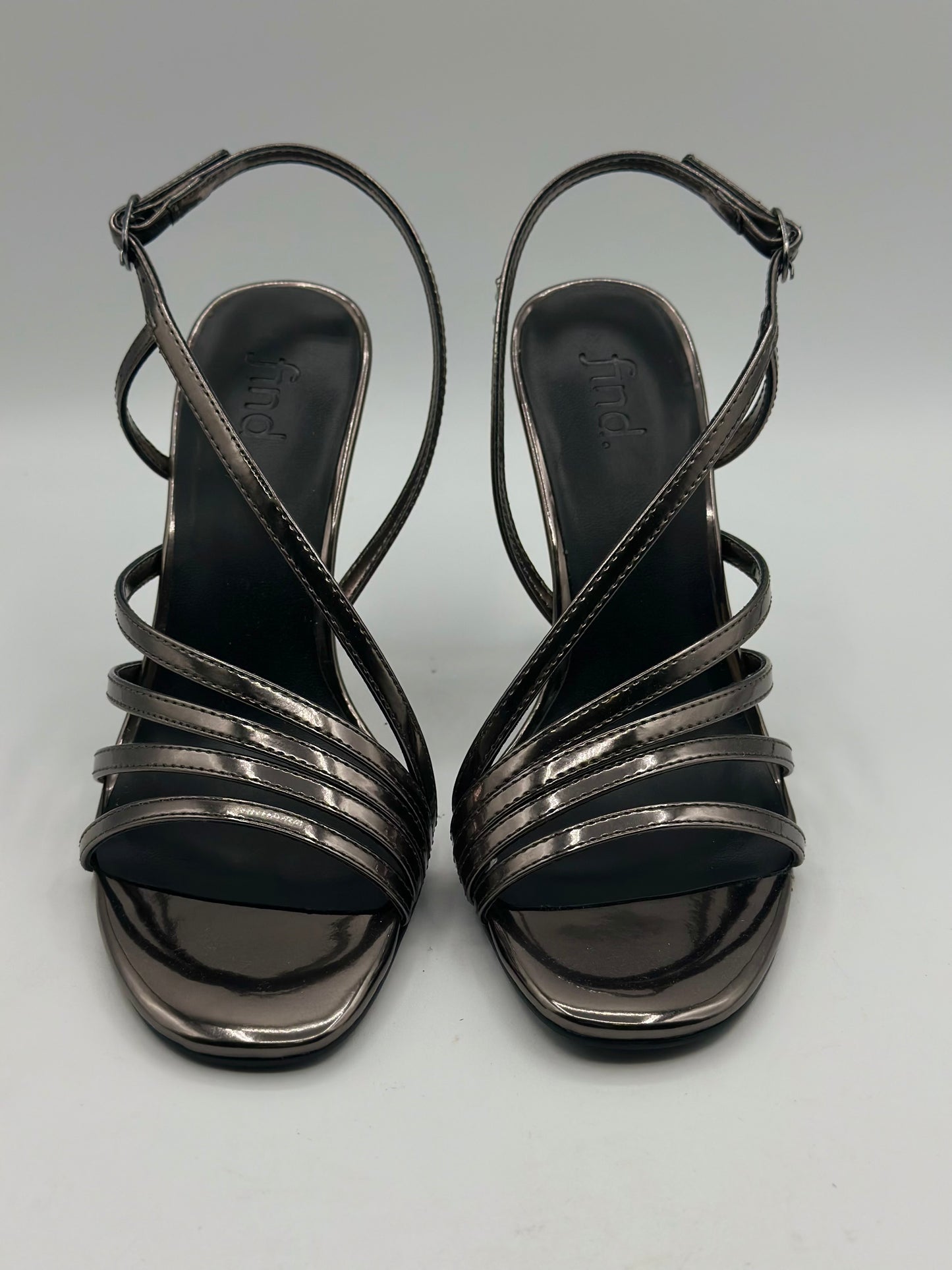 sandales noire ouverte - talons de 7 cm.
CHAUSSURES FEMME
Chaussure femme cuir/synthétique avec talons.