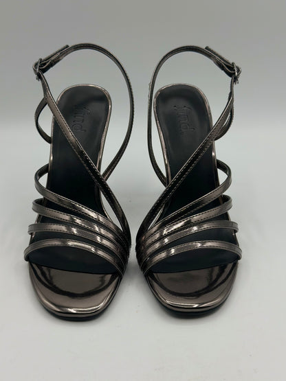 sandales noire ouverte - talons de 7 cm.
CHAUSSURES FEMME
Chaussure femme cuir/synthétique avec talons.