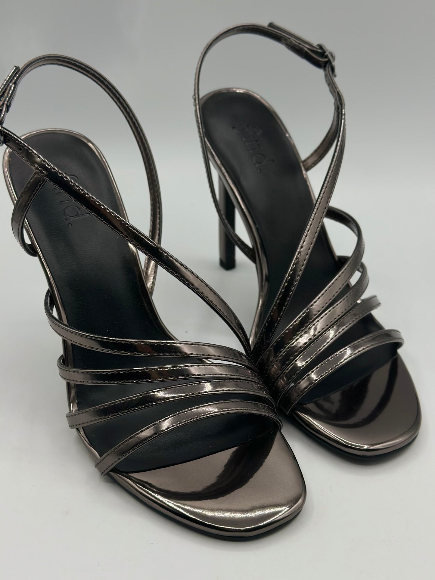sandales noire ouverte - talons de 7 cm.
CHAUSSURES FEMME
Chaussure femme cuir/synthétique avec talons.