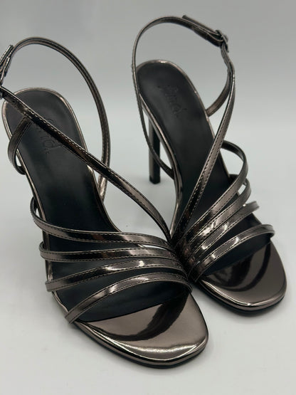 sandales noire ouverte - talons de 7 cm.
CHAUSSURES FEMME
Chaussure femme cuir/synthétique avec talons.