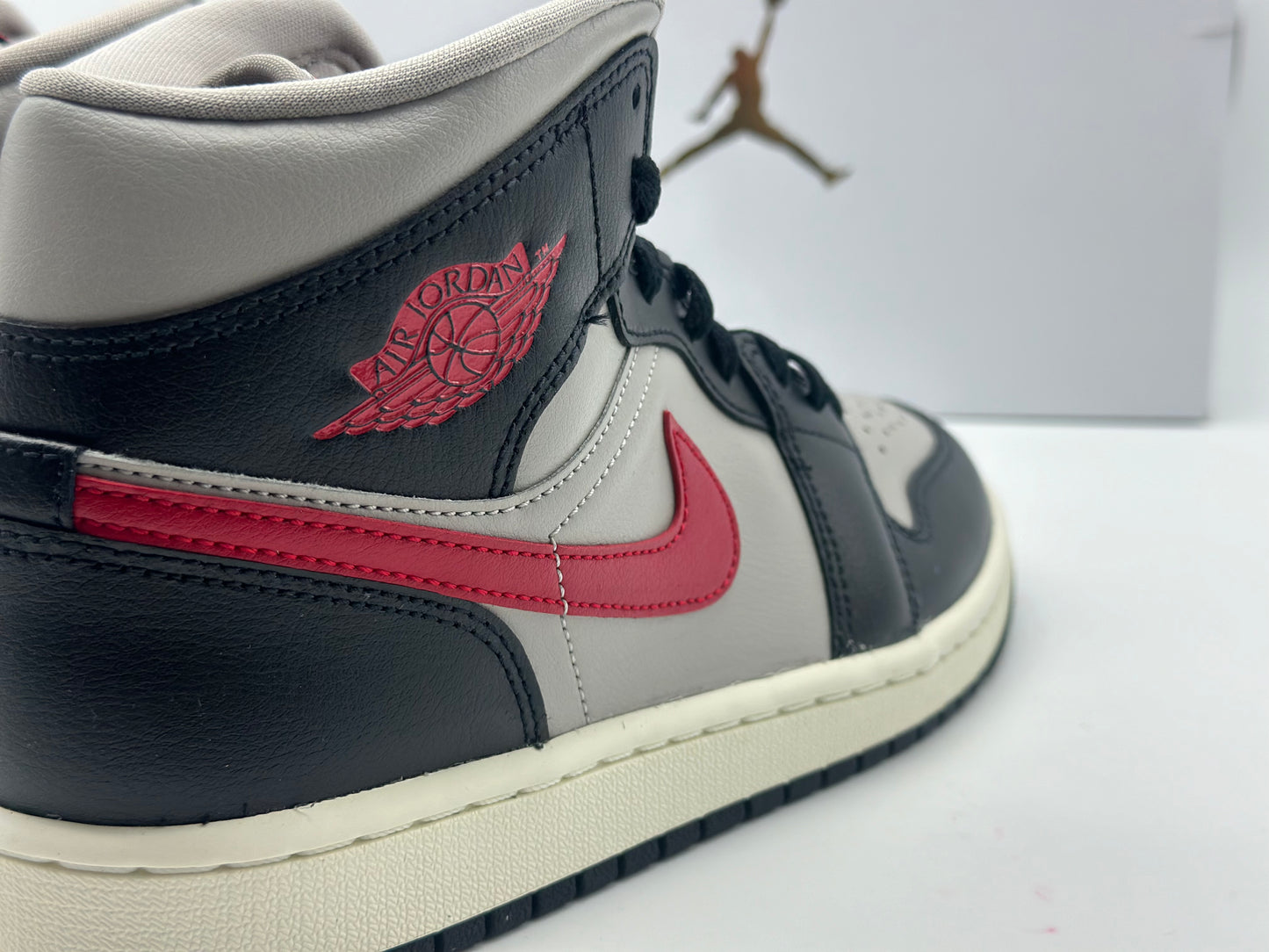 Baskets Nike Air Jordan - Noir, gris universitaire et rouge sport neuves et authentique taille 40,5