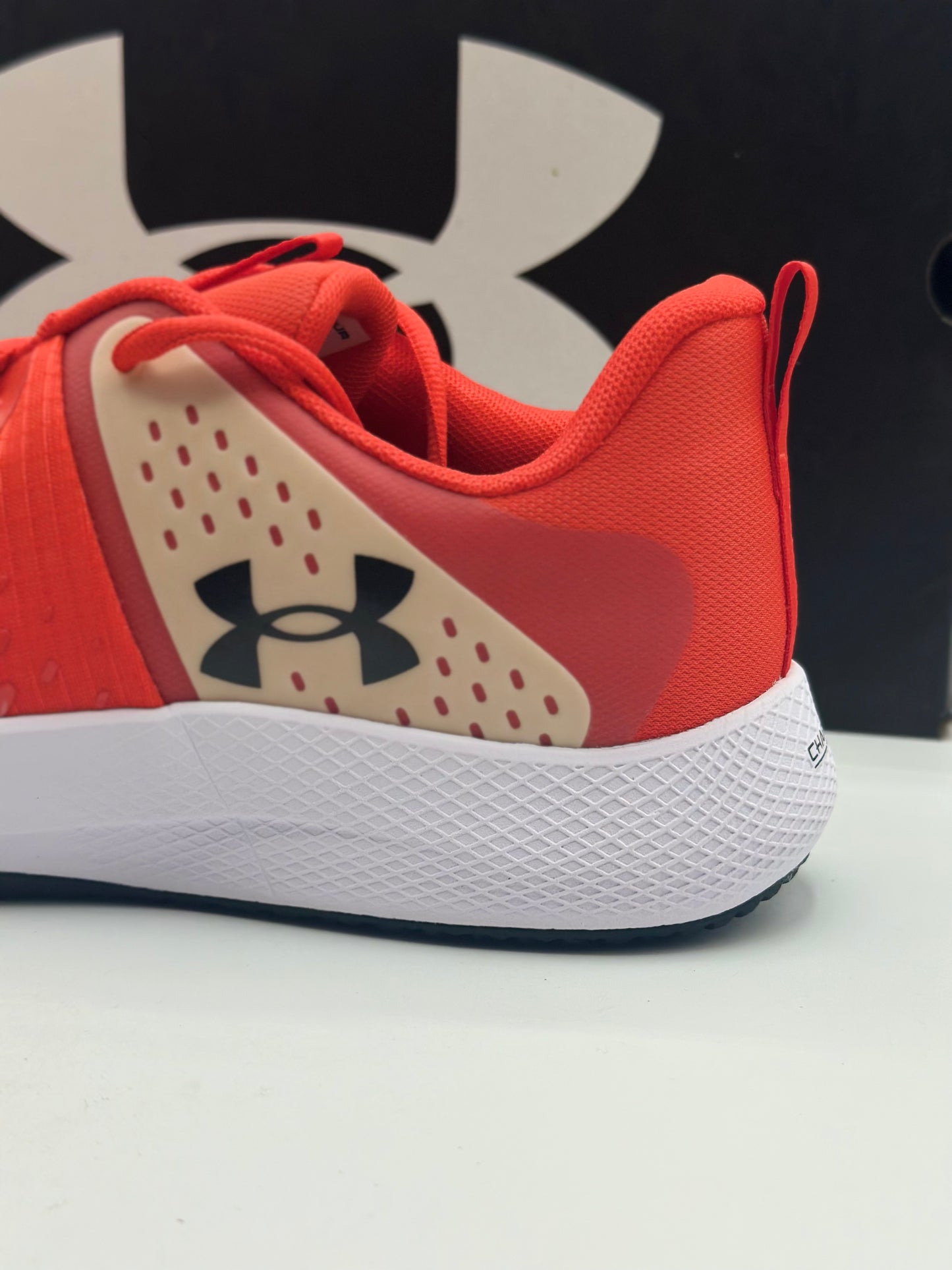 Chaussures d'entraînement UA pour hommes neuves et authentique taille 44