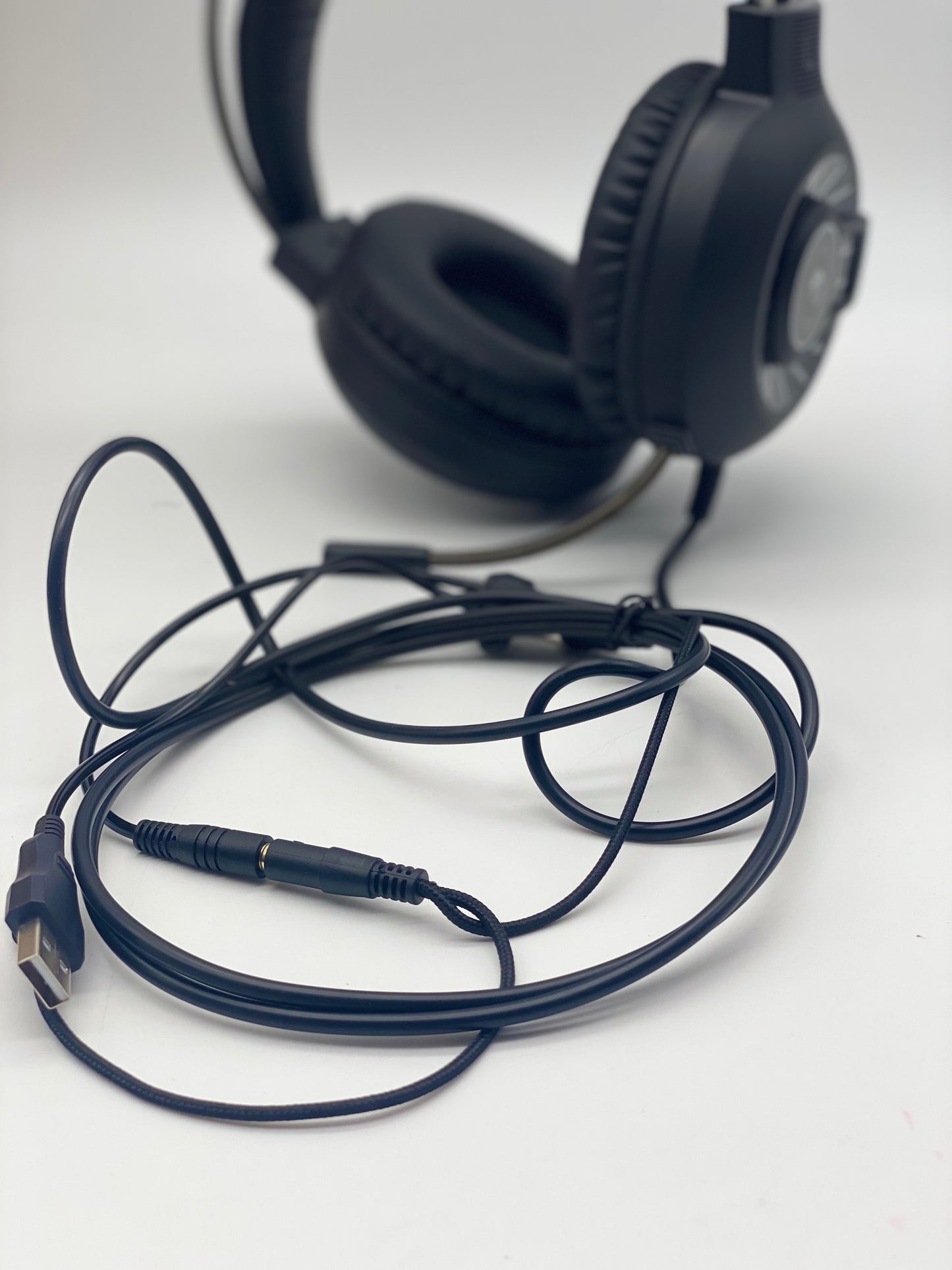 Casque de Jeu, Casque de Jeu Filaire stéréo 3,5 mm avec rétroéclairage Arc-en-Ciel RVB, Son Surround de Casque Professionnel et Microphone à réduction de Bruit, pour PS4 / Xbox One/Mac/PC (Noir)
