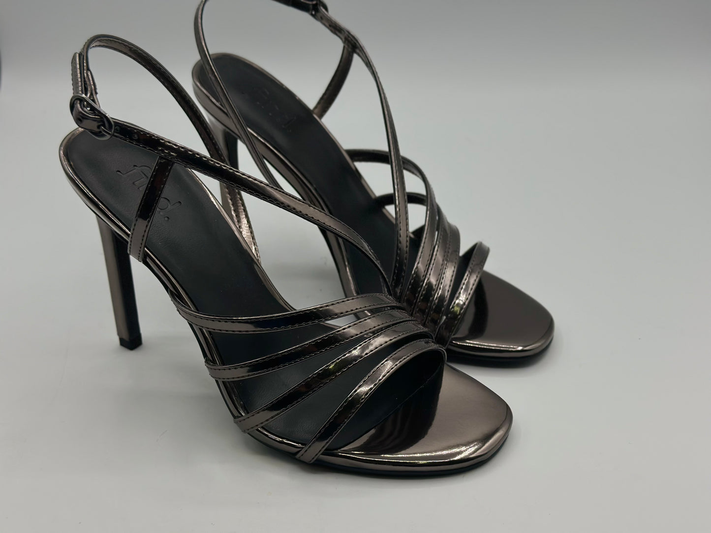 sandales noire ouverte - talons de 7 cm.
CHAUSSURES FEMME
Chaussure femme cuir/synthétique avec talons.