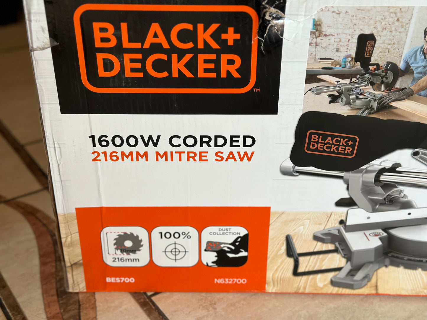 Scie à onglet Black+Decker d'une puissance de 1600 Watts pouvant couper jusqu'à 305 mm neuf