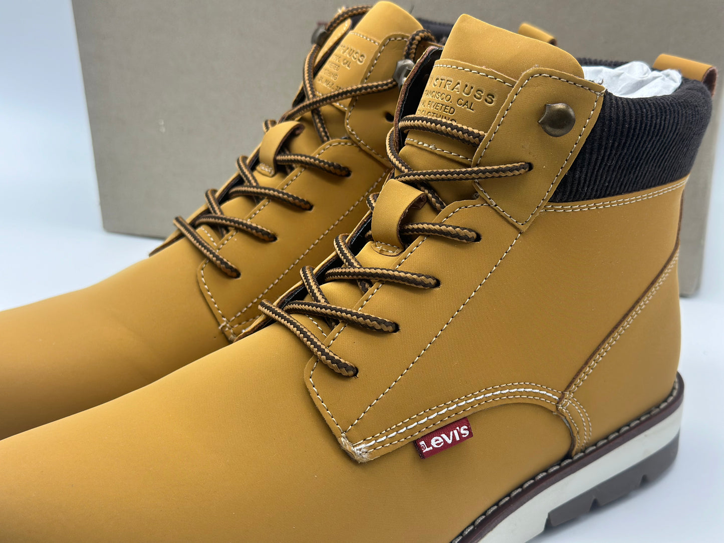 Chaussures montantes LEVI’S taille 44 neuves et authentique pour homme
