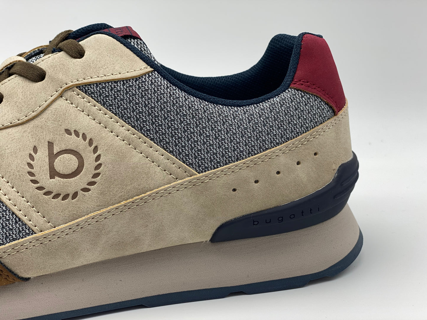 Baskets basses en mesh beige à semelle running semi-compensée à talon renforcé et lacets plats