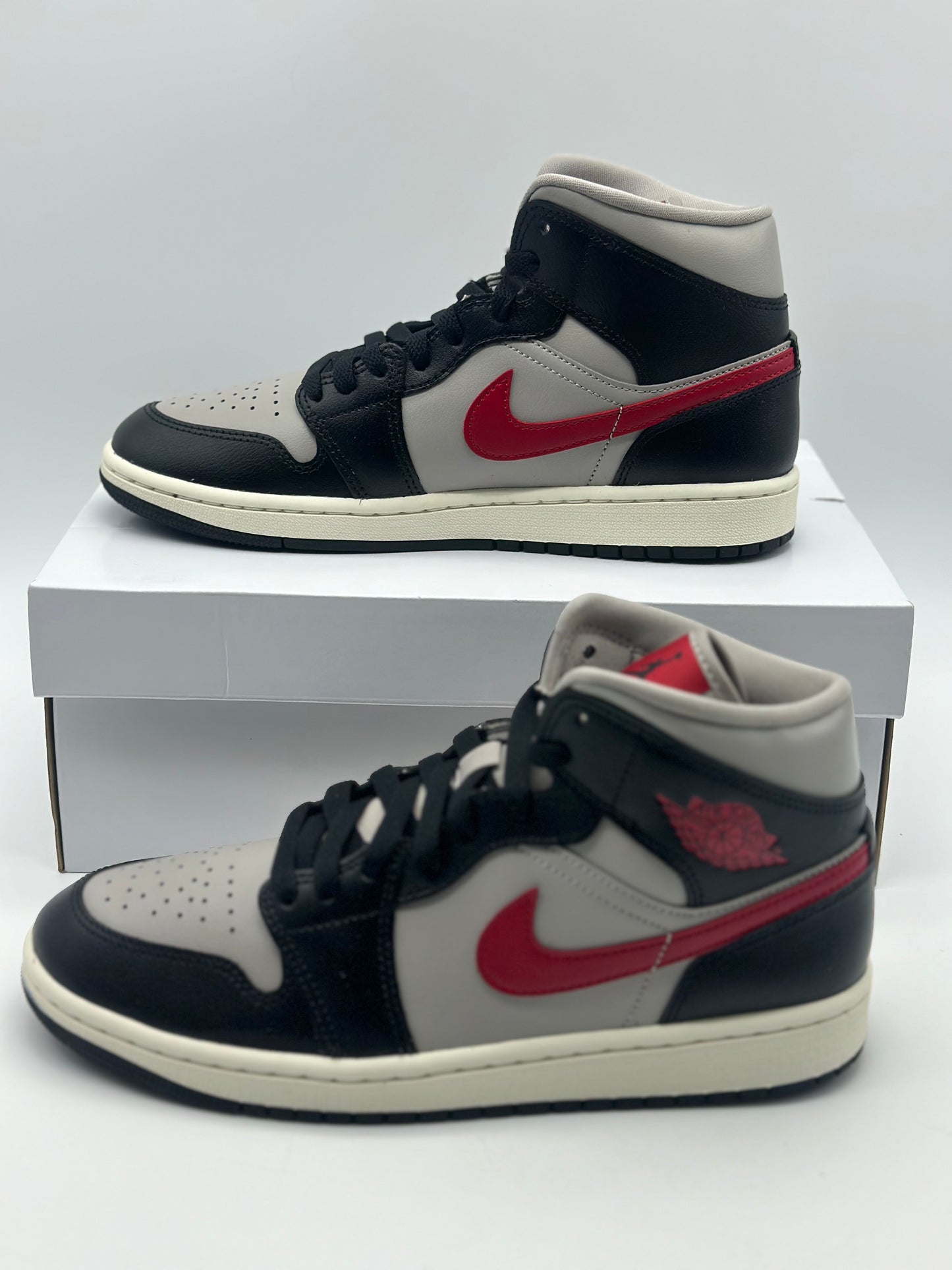 Baskets Nike Air Jordan - Noir, gris universitaire et rouge sport neuves et authentique taille 40,5