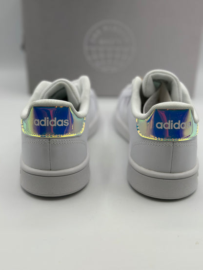 Baskets femme à bandes irisées – Adidas Grand Court K blanc