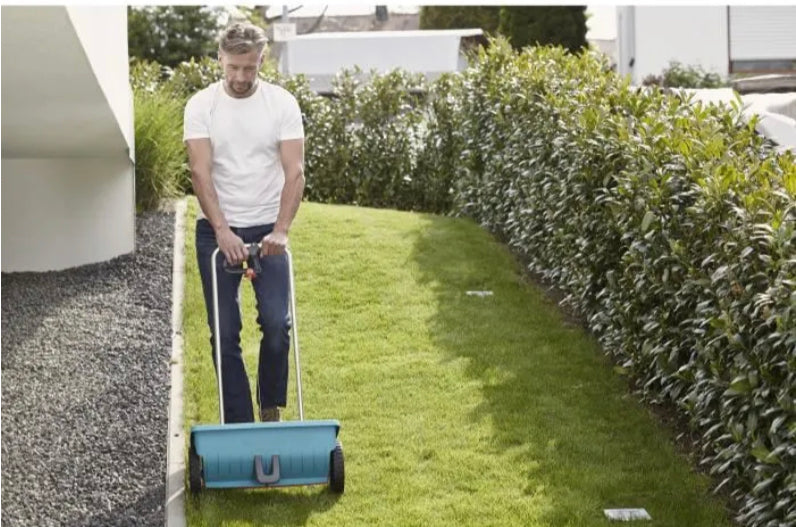 GARDENA Epandeur à engrais L sur roues – Capacité 12,5 L – Surface 400m² max – Largeur d’épandage