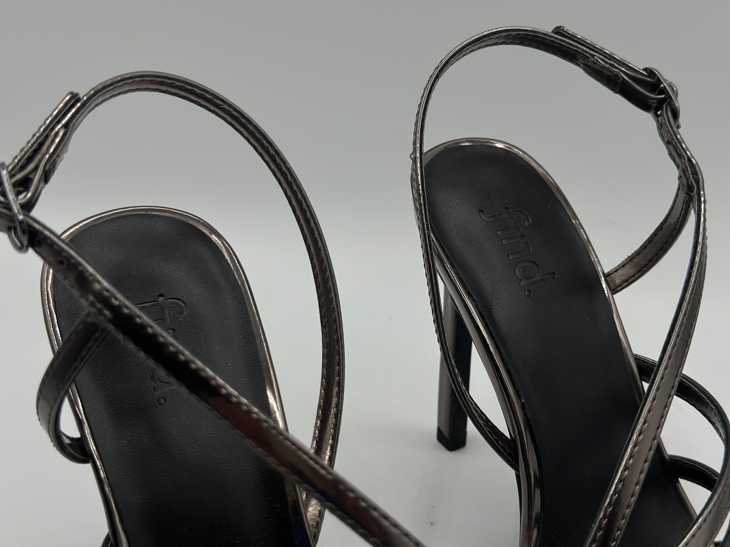 sandales noire ouverte - talons de 7 cm.
CHAUSSURES FEMME
Chaussure femme cuir/synthétique avec talons.