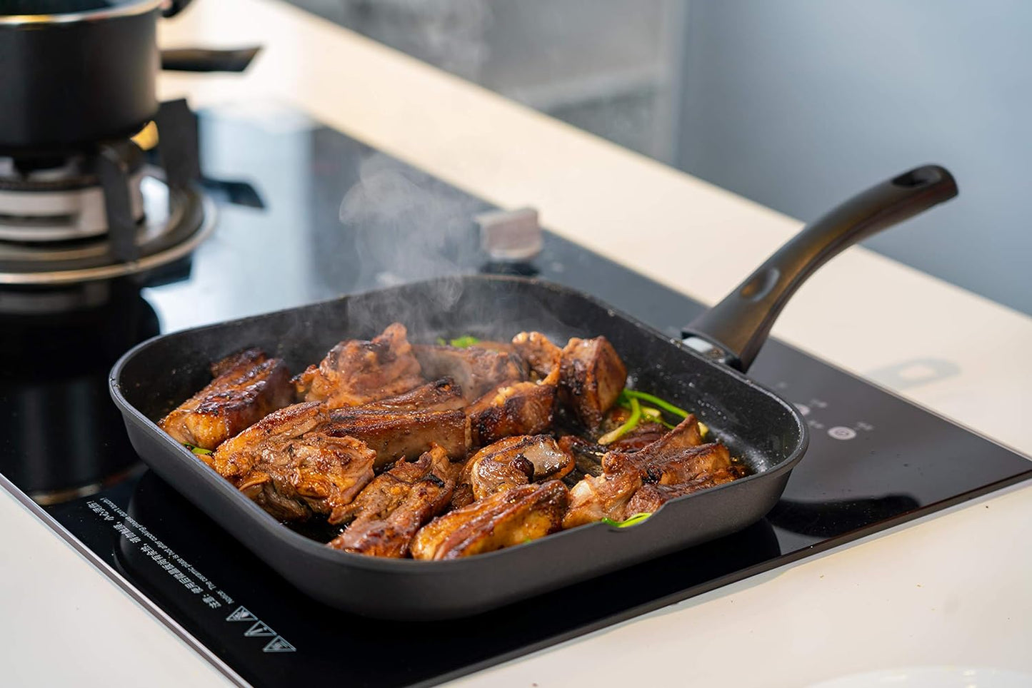 Poêle à Induction en Aluminium Moulé Durable Antiadhésive - avec Poignée Résistante à la Chaleur