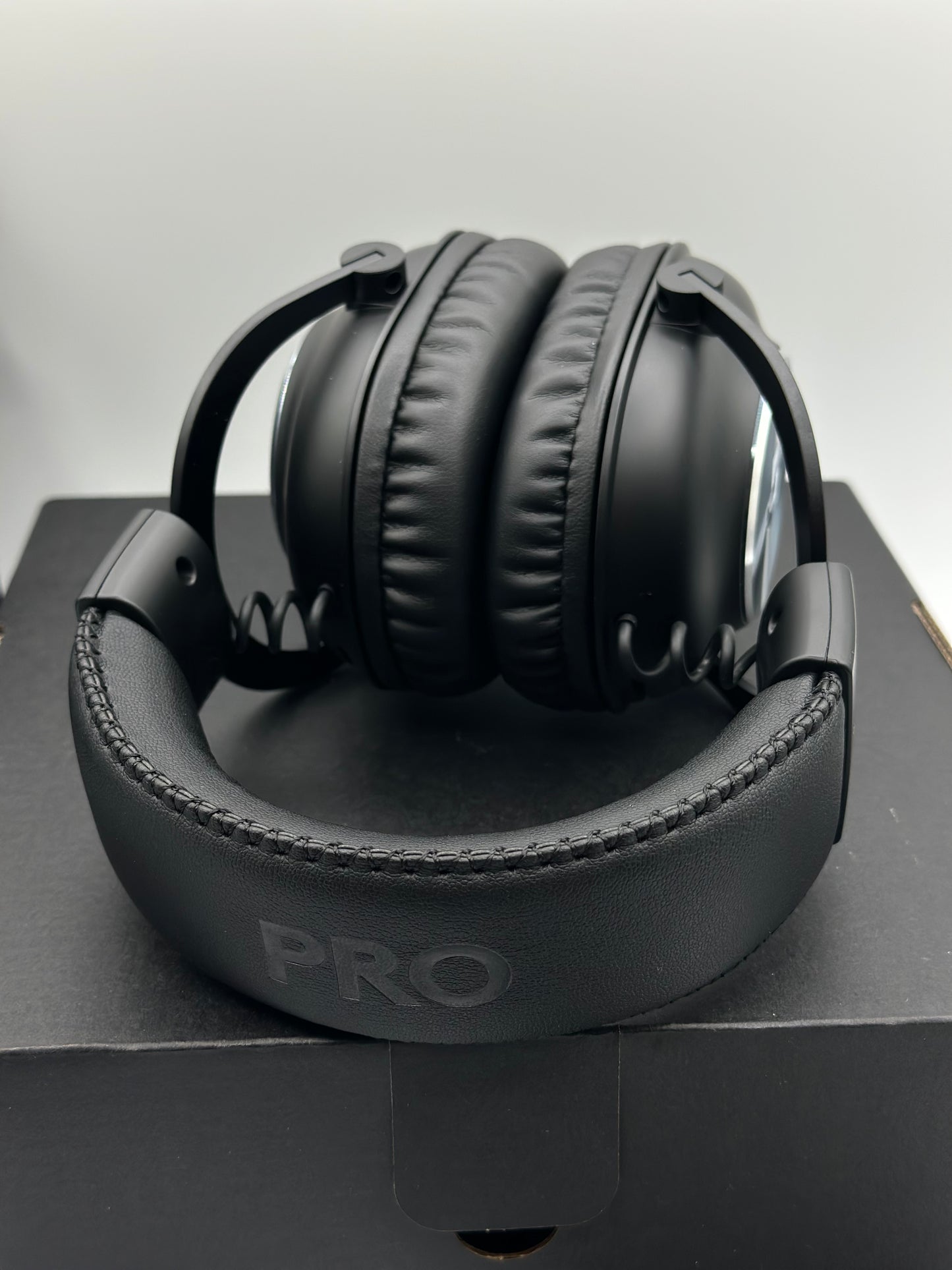 Logitech G PRO Casque Gamer Over-Ear, Transducteurs PRO-G 50mm, Aluminium, Acier et mousse à mémoire de fome, Confortable et Durable, pour les jeux Esports, PC / PS / Xbox / Nintendo Switch - Noir