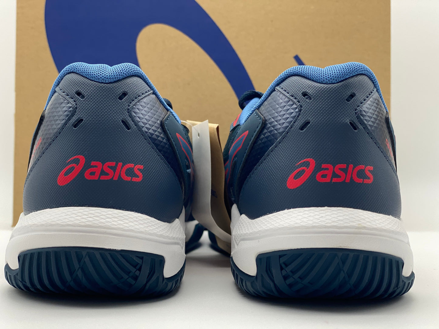 Chaussures indoor Asics Gel neuves et authentique taille 43,5