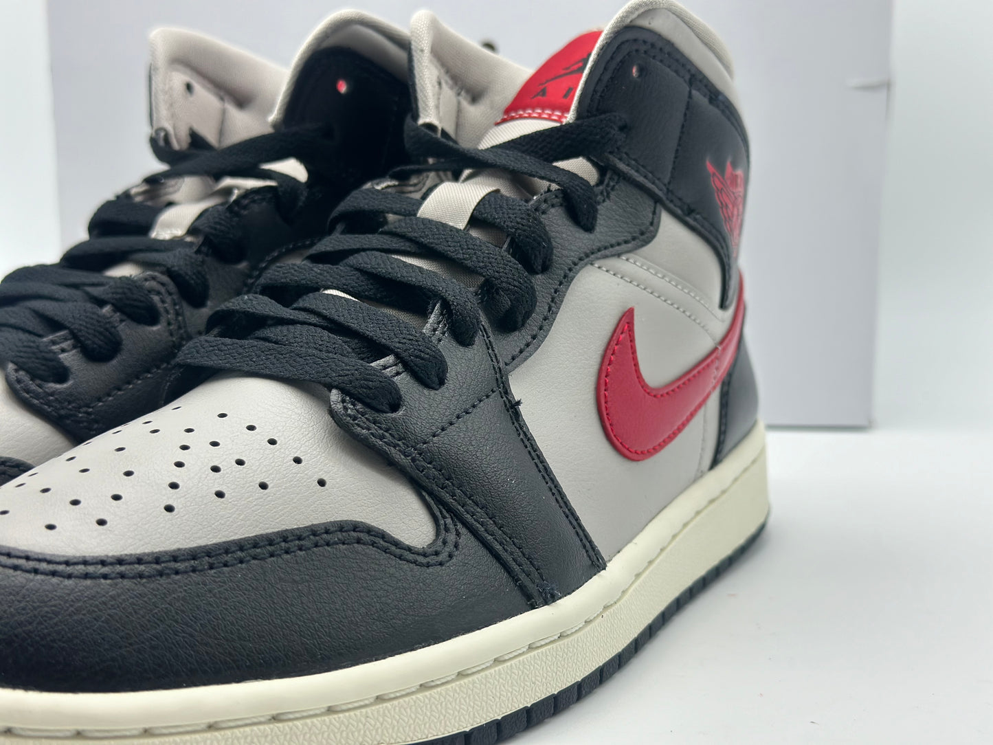 Baskets Nike Air Jordan - Noir, gris universitaire et rouge sport neuves et authentique taille 40,5
