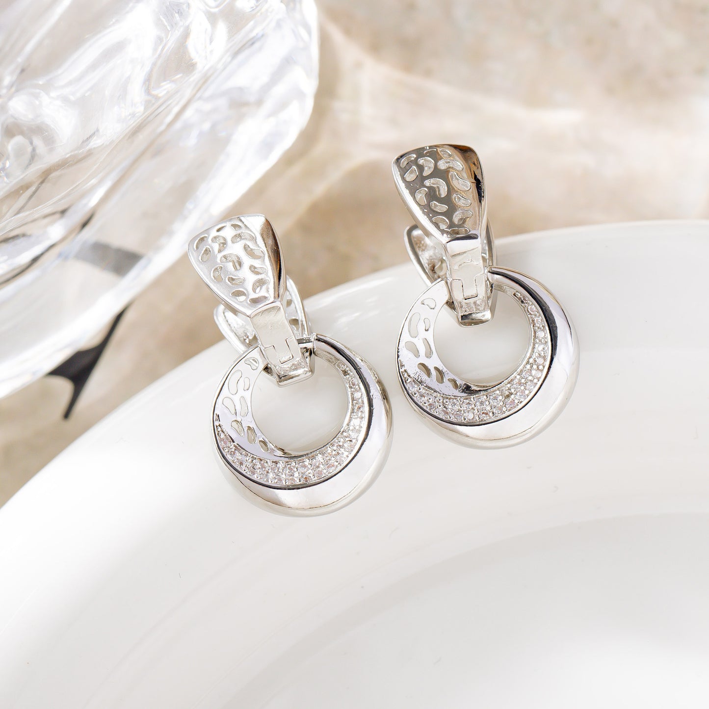 Boucles d'Oreilles "Éclat Lunaire" – Micro-Sertissage de Zircons & Design Fleur Creuse