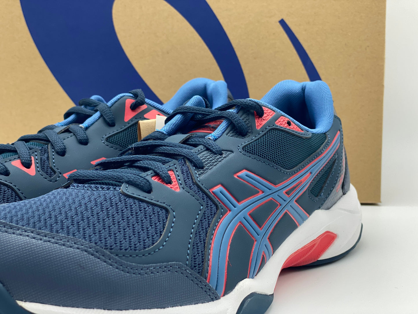 Chaussures indoor Asics Gel neuves et authentique taille 43,5