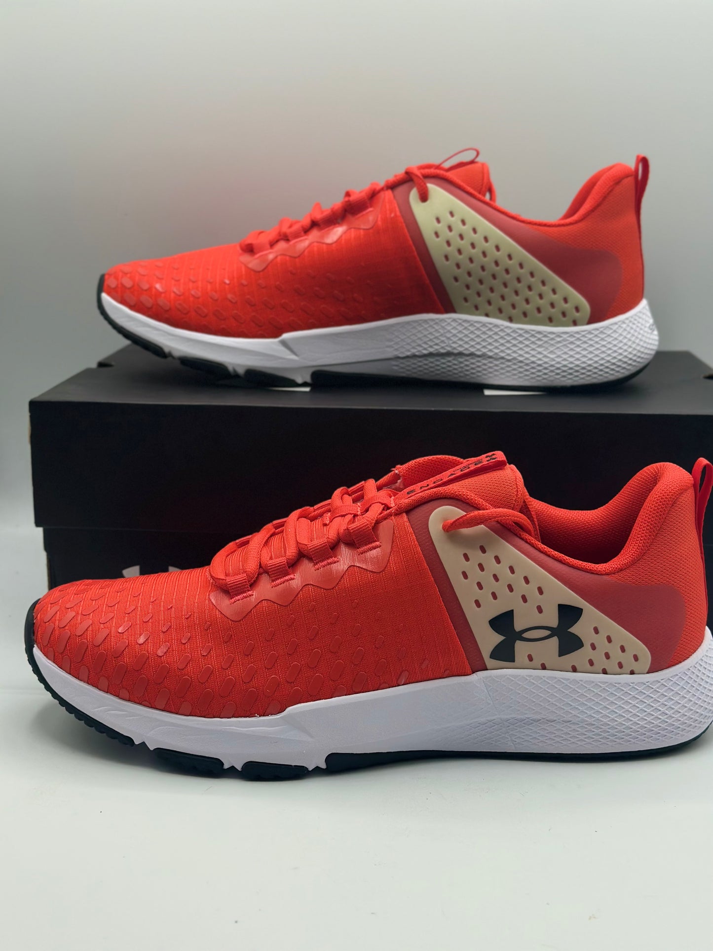 Chaussures d'entraînement UA pour hommes neuves et authentique taille 44