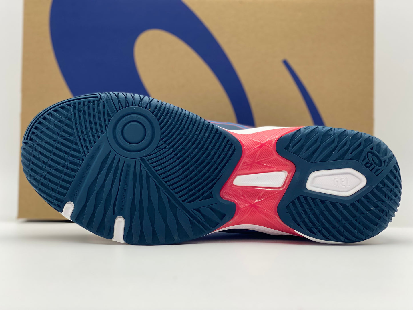 Chaussures indoor Asics Gel neuves et authentique taille 43,5