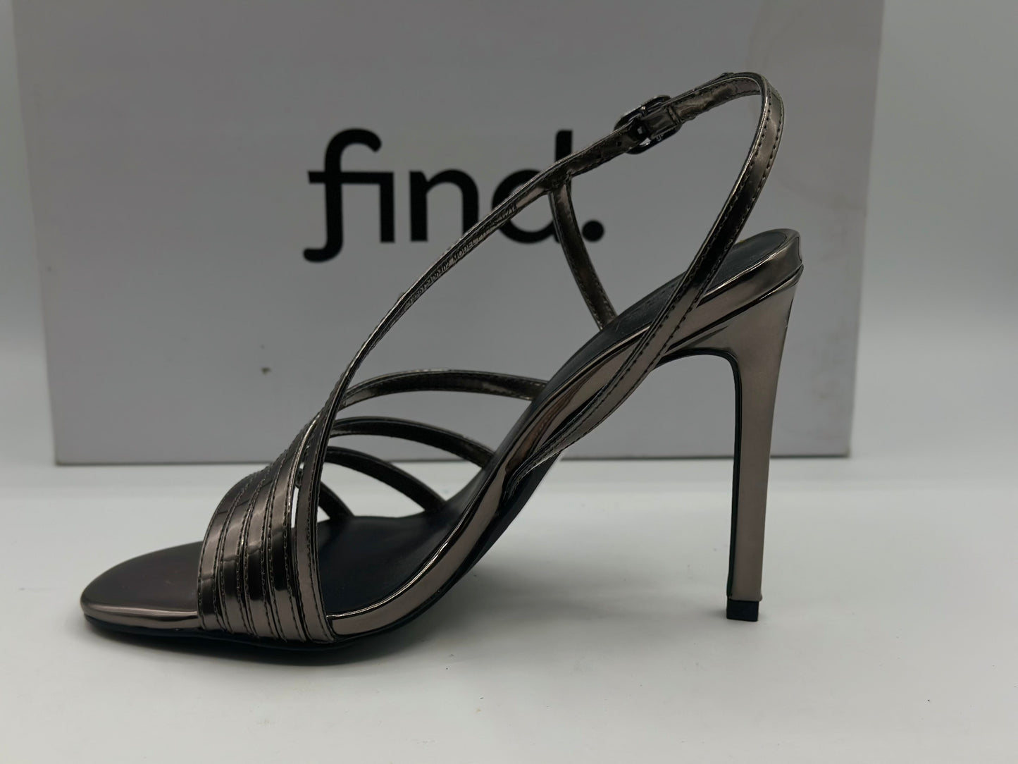 sandales noire ouverte - talons de 7 cm.
CHAUSSURES FEMME
Chaussure femme cuir/synthétique avec talons.