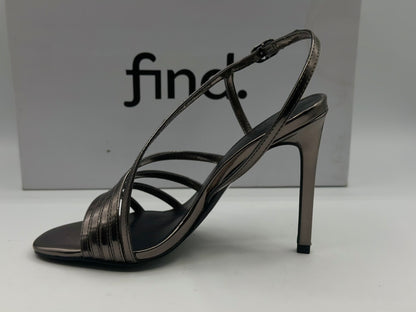 sandales noire ouverte - talons de 7 cm.
CHAUSSURES FEMME
Chaussure femme cuir/synthétique avec talons.
