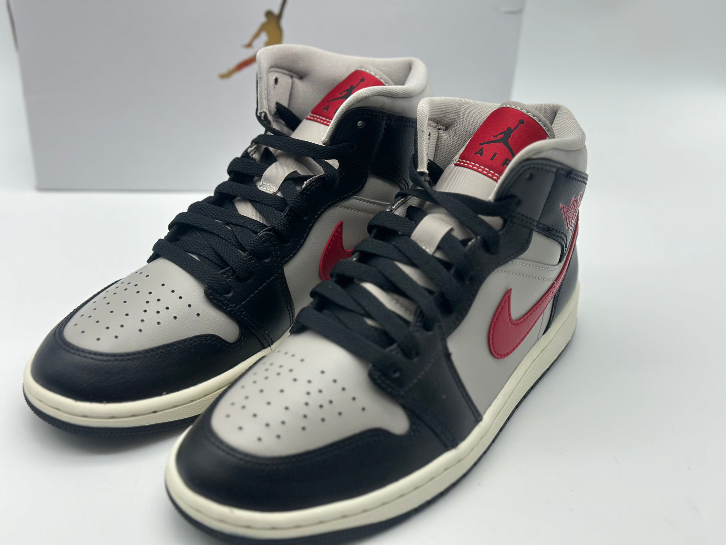 Baskets Nike Air Jordan - Noir, gris universitaire et rouge sport neuves et authentique taille 40,5