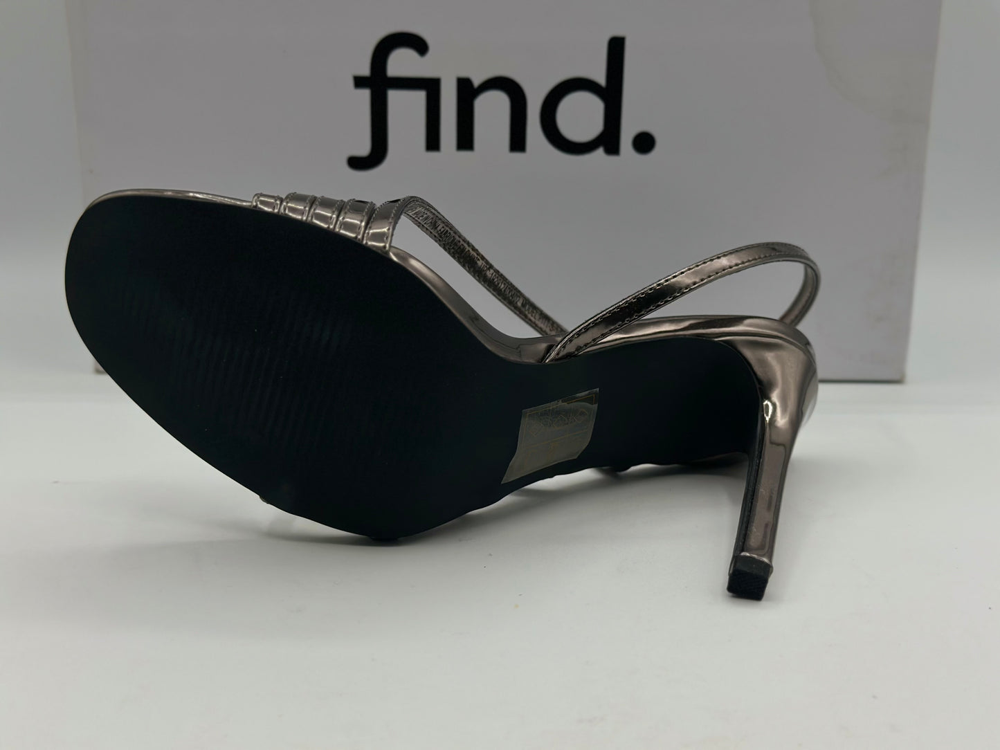 sandales noire ouverte - talons de 7 cm.
CHAUSSURES FEMME
Chaussure femme cuir/synthétique avec talons.
