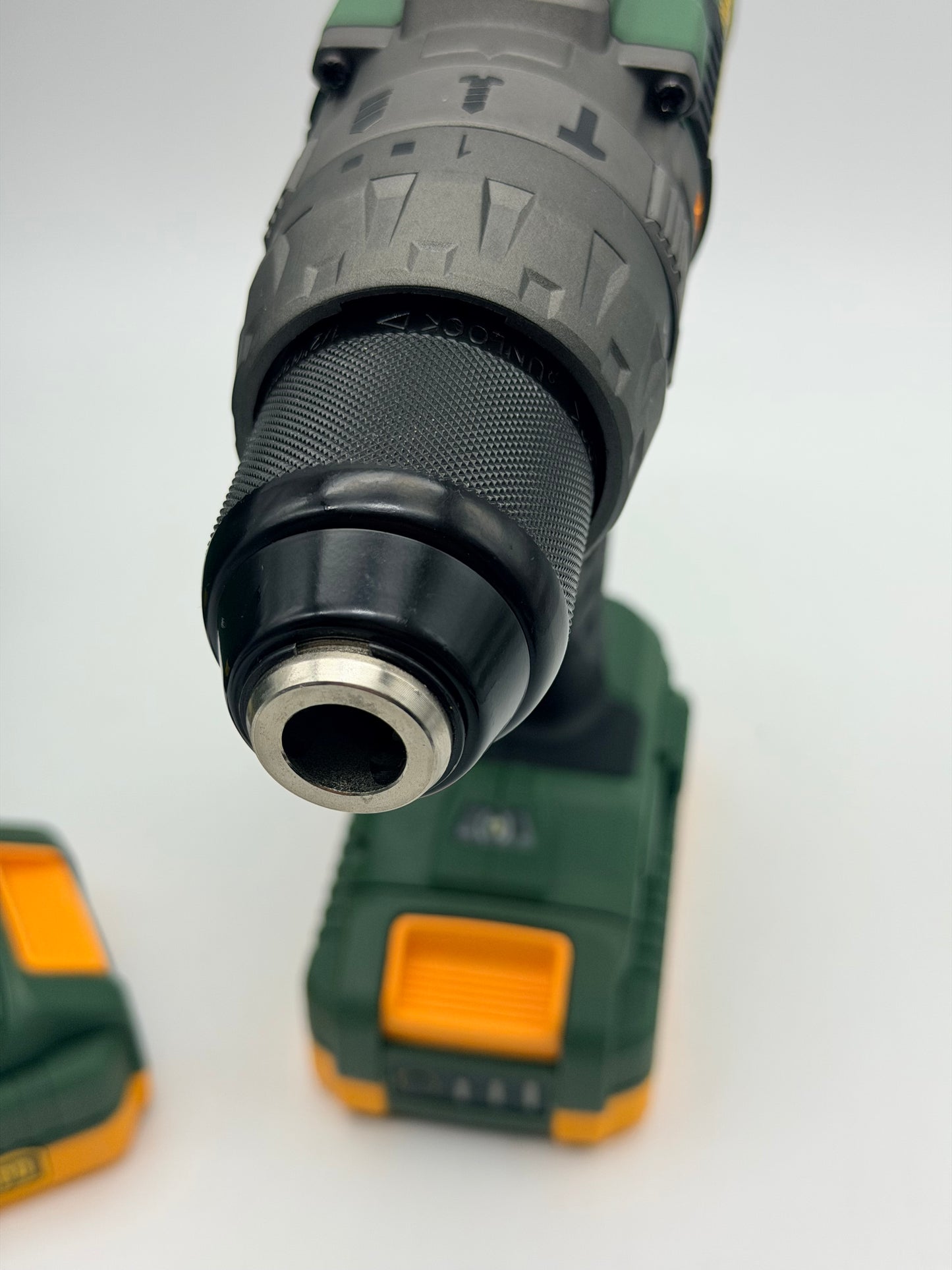 TECCPO Perceuse Visseuse sans Fil Brushless, 18V Perceuse a Percussion(60Nm), 30min Rapide Chargeur, 2×2.0Ah Batteries, 13mm Mandrin, 2 Vitesses (0-550/2000 tr/min), 35pcs Gratuit Accesoires-TDHD02P