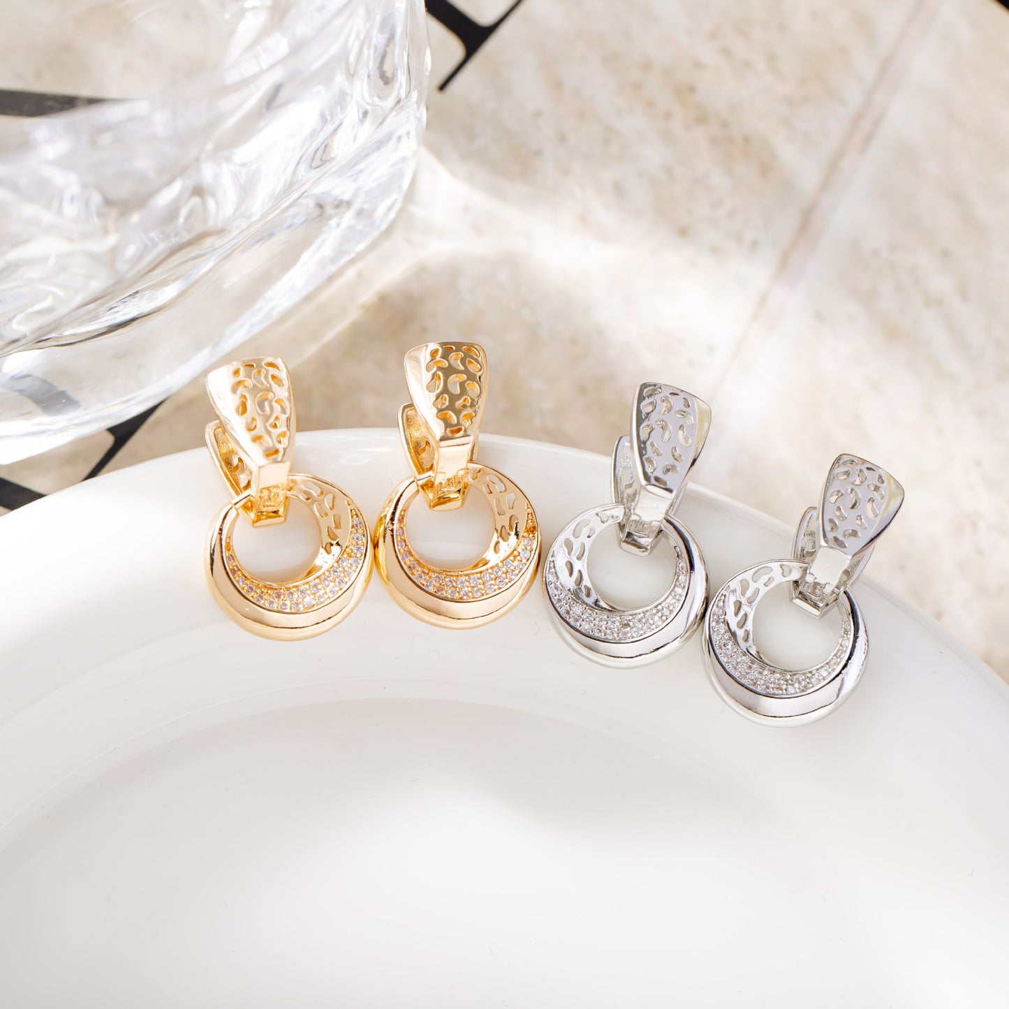Boucles d'Oreilles "Éclat Lunaire" – Micro-Sertissage de Zircons & Design Fleur Creuse