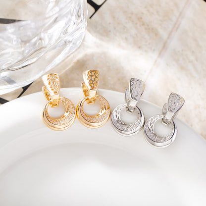 Boucles d'Oreilles "Éclat Lunaire" – Micro-Sertissage de Zircons & Design Fleur Creuse