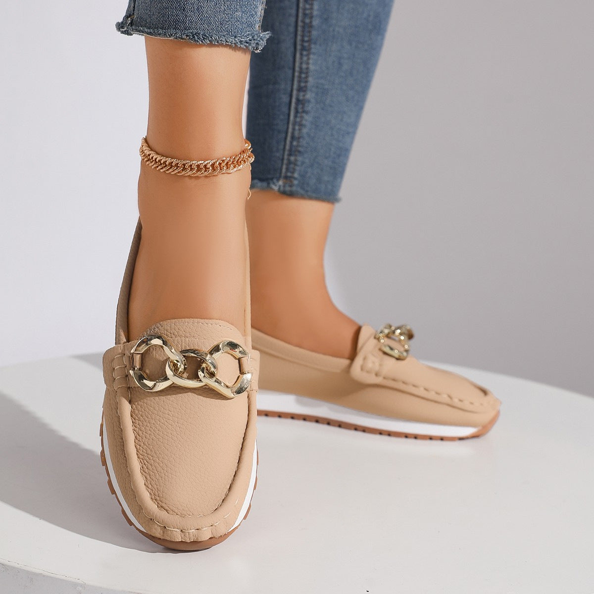 Mocassins "Soft-Chain" – Cuir Souple, Détail Chaîne Dorée & Confort "Nuage"
Le luxe décontracté au service de vos pieds