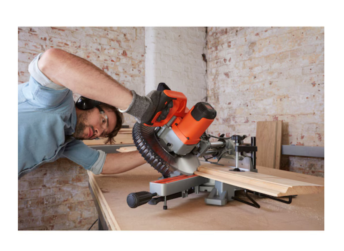 Scie à onglet Black+Decker d'une puissance de 1600 Watts pouvant couper jusqu'à 305 mm neuf