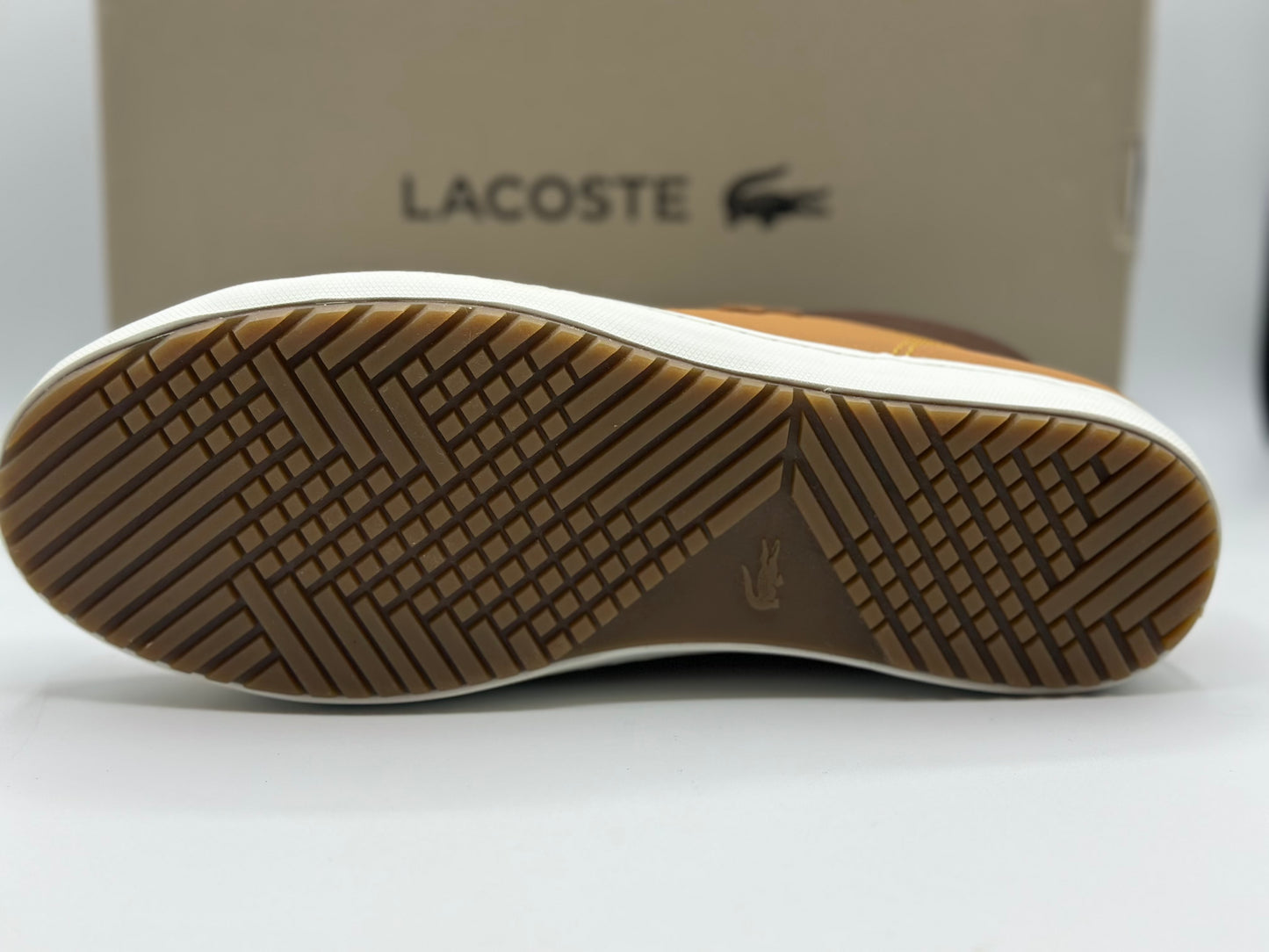 LACOSTE
STRAIGHT SETTHER
MARRON GOMME