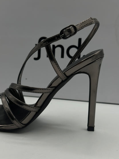 sandales noire ouverte - talons de 7 cm.
CHAUSSURES FEMME
Chaussure femme cuir/synthétique avec talons.