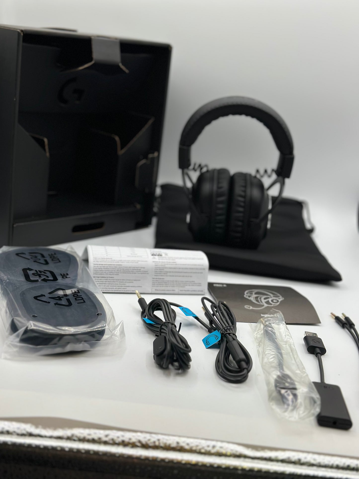 Logitech G PRO Casque Gamer Over-Ear, Transducteurs PRO-G 50mm, Aluminium, Acier et mousse à mémoire de fome, Confortable et Durable, pour les jeux Esports, PC / PS / Xbox / Nintendo Switch - Noir