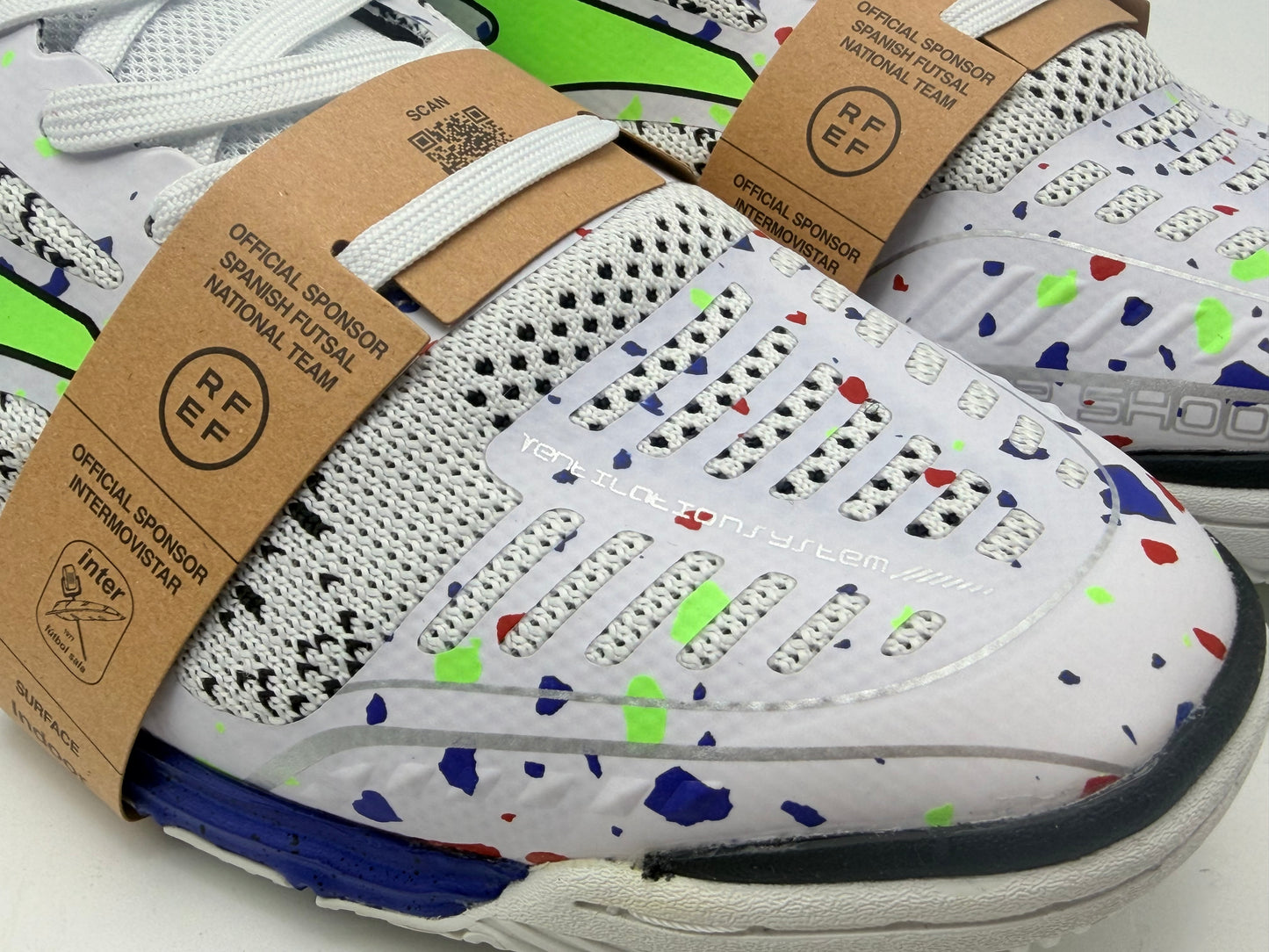 Chaussures de futsal JOMA TACTICO IN - BLANC BLEU/JAUNE FLUO