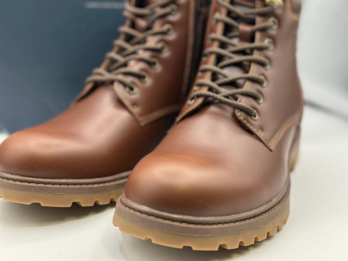 Boots crantées à lacets marron homme