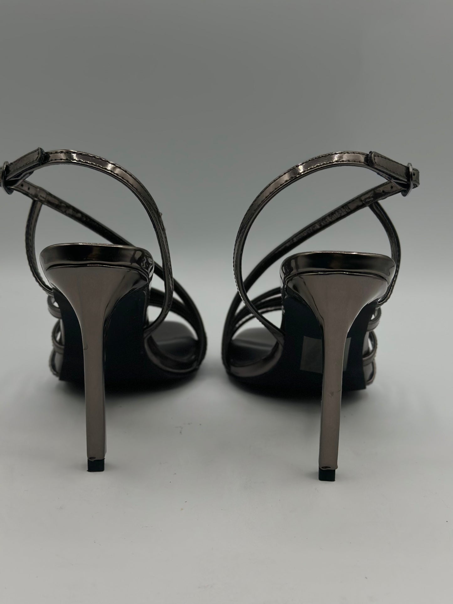 sandales noire ouverte - talons de 7 cm.
CHAUSSURES FEMME
Chaussure femme cuir/synthétique avec talons.