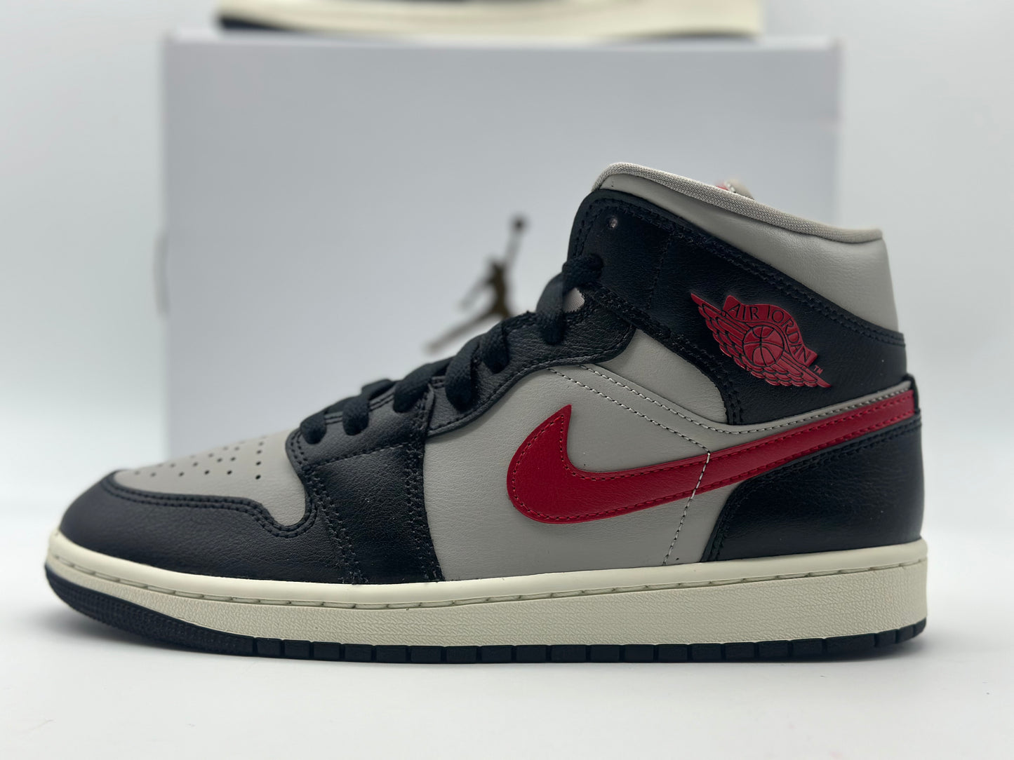 Baskets Nike Air Jordan - Noir, gris universitaire et rouge sport neuves et authentique taille 40,5