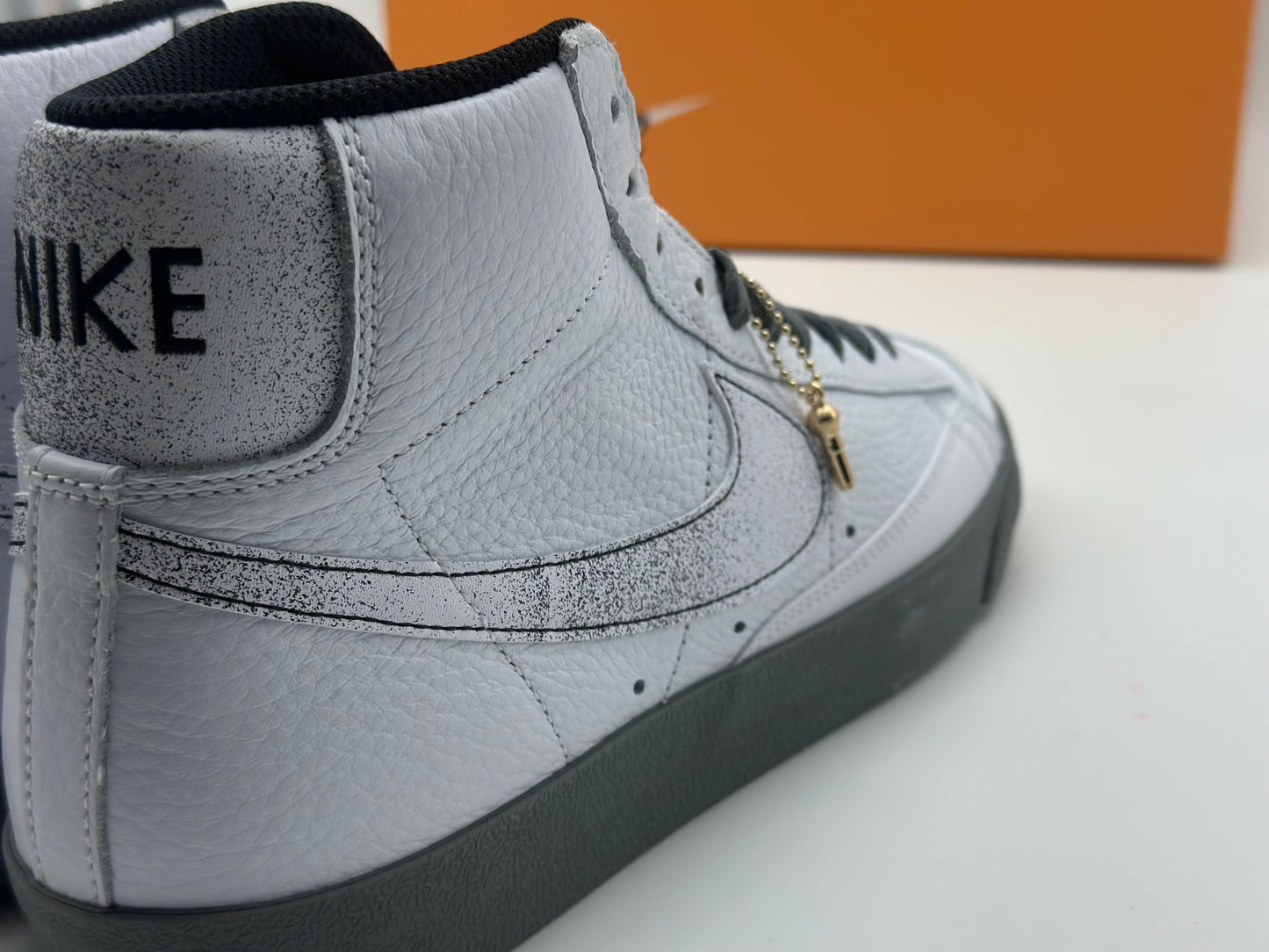 Nike Blazer Mid 77 EMB Hommes Trainers Dv7194 Sneakers Chaussures
 taille 43 - 44