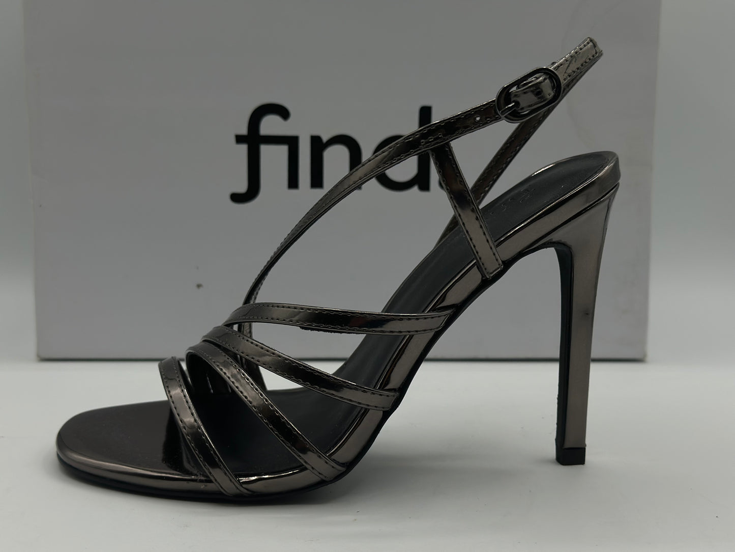 sandales noire ouverte - talons de 7 cm.
CHAUSSURES FEMME
Chaussure femme cuir/synthétique avec talons.